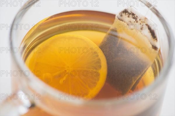 Studio Shot of tea with lemon.
Photo : Jamie Grill