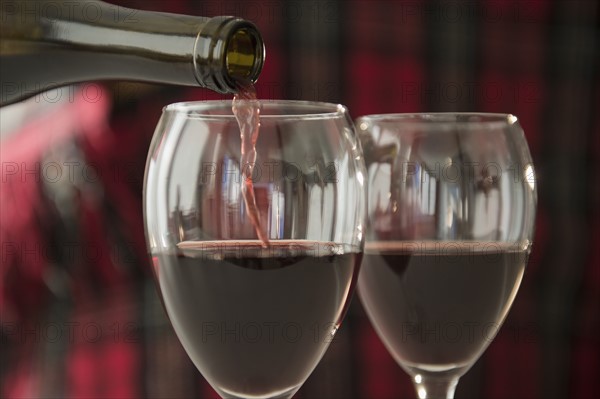 Studio Shot of pouring red wine into wine glasses.
Photo : Jamie Grill