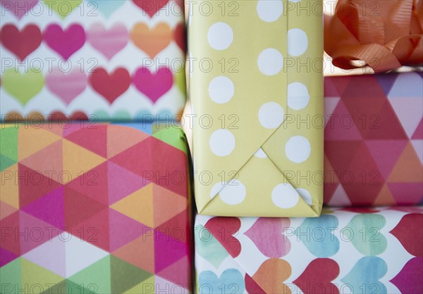 Studio Shot of colorful presents.
Photo : Jamie Grill