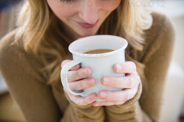 Woman holding coffee mug.
Photo : Jamie Grill