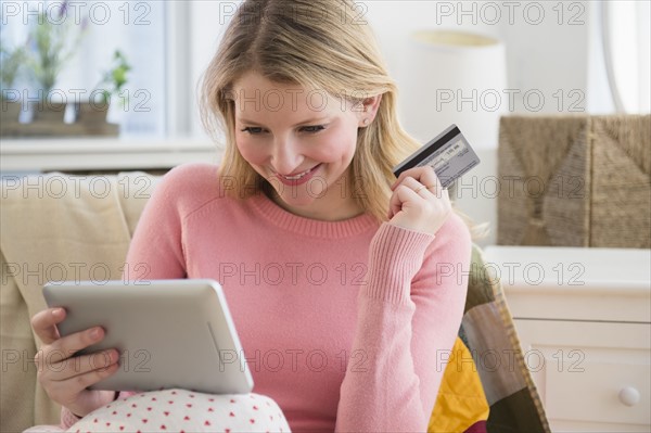 Woman shopping online.
Photo : Jamie Grill