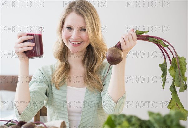 Woman holding beetroot and juice.
Photo : Jamie Grill