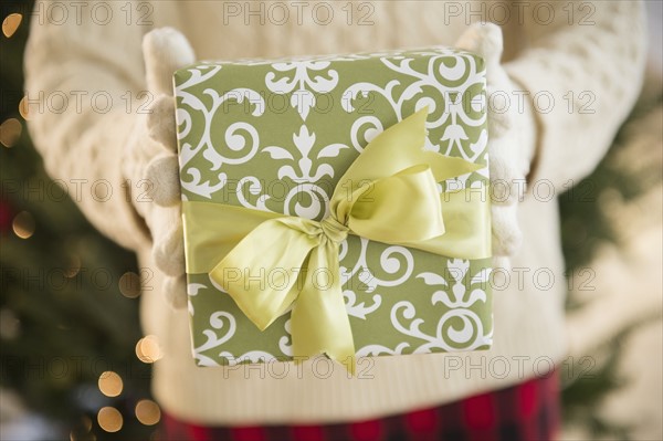 Studio Shot of female's hands holding gift.
Photo : Jamie Grill