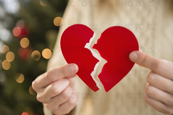 Studio Shot of female's hands holding broken heart.
Photo : Jamie Grill