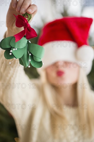 Woman colding christmas decoration.
Photo : Jamie Grill