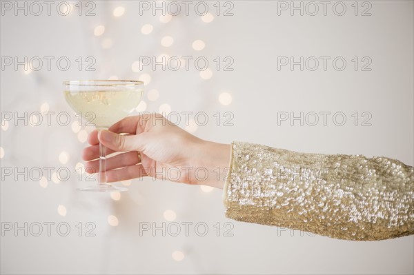 Studio Shot of female's hand holding champagne .
Photo : Jamie Grill