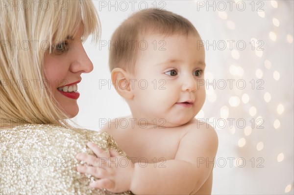 Studio Shot of woman holding baby (6-11months).
Photo : Jamie Grill