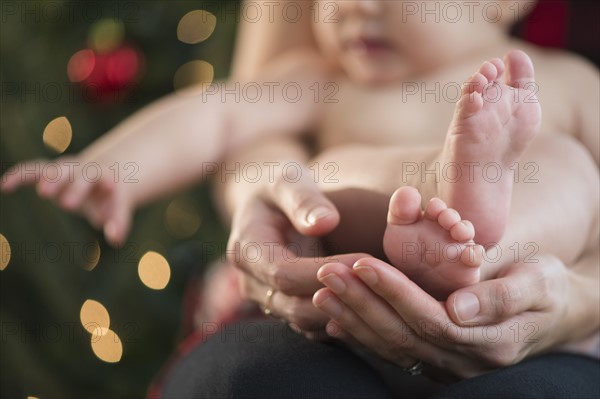 Studio Shot of mother holding baby girl (6-11 months).
Photo : Jamie Grill