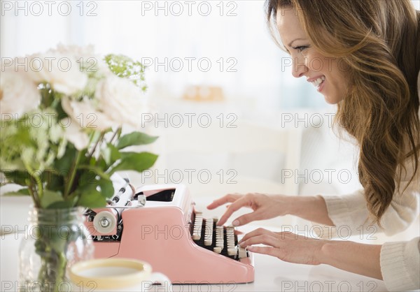 Profile of woman typewriting.
Photo : Jamie Grill