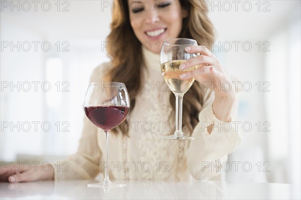 Portrait of woman holding wine glass.
Photo : Jamie Grill