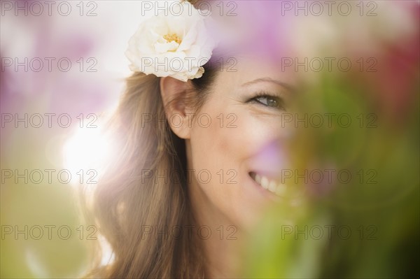 Woman wearing flower.
Photo : Jamie Grill