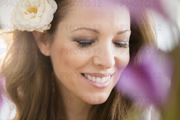 Woman wearing flower.
Photo : Jamie Grill