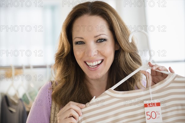 Portrait of woman doing clothes shopping.
Photo : Jamie Grill