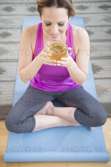 Woman meditaing at home.
Photo : Jamie Grill
