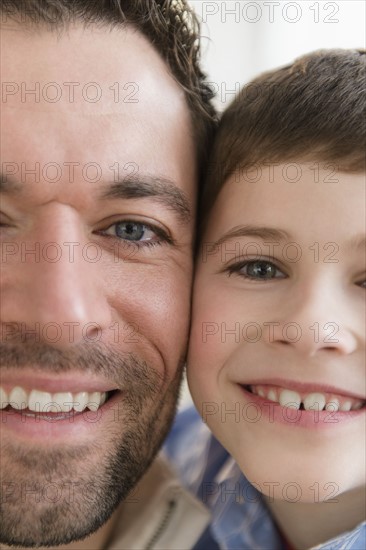 Close-up of happy father and son (8-9).
Photo : Jamie Grill