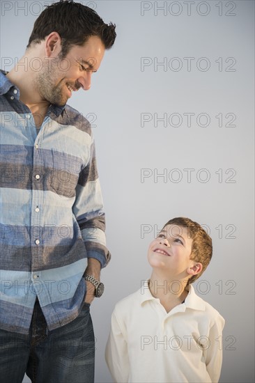 Father and son (8-9) looking at each other .
Photo : Jamie Grill