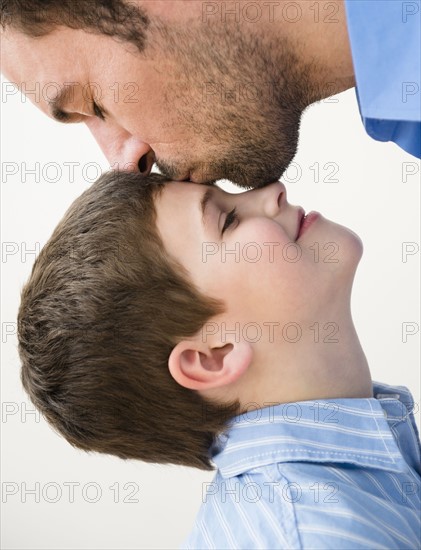 Father kissing son (8-9) .
Photo : Jamie Grill