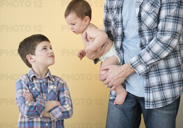 Father with his children(6-11 months, 8-9) .
Photo : Jamie Grill