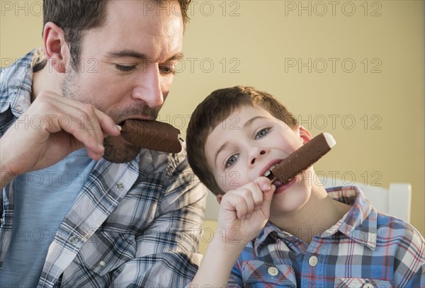 Father and son (8-9) eating ice creams.
Photo : Jamie Grill