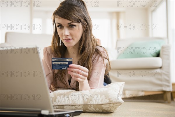 Young woman shopping online with credit card.
Photo : Jamie Grill