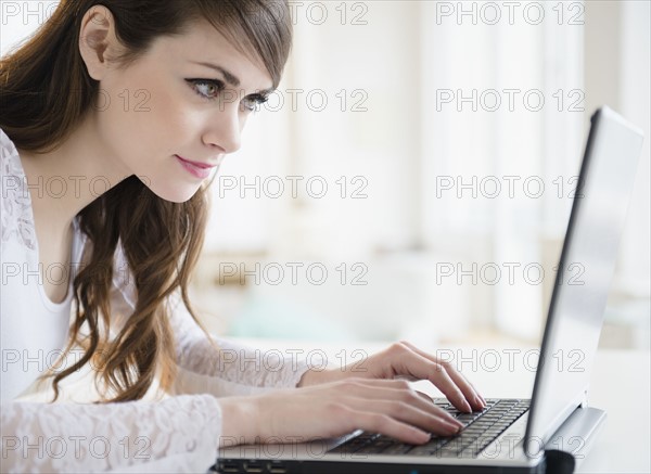 Young woman with laptop.
Photo : Jamie Grill