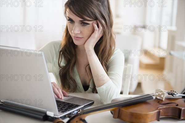 Young woman with laptop.
Photo : Jamie Grill