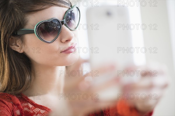 Young woman wearing heart shaped sunglasses.
Photo : Jamie Grill