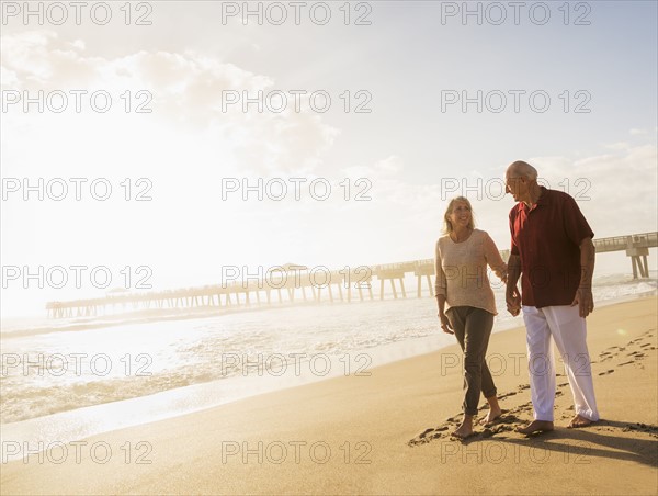 Senior couple walking on beach.
Photo : Daniel Grill