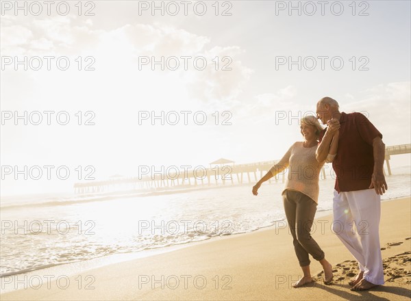 Senior couple walking on beach.
Photo : Daniel Grill