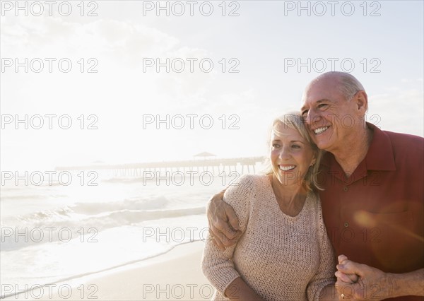 Senior couple embracing on beach.
Photo : Daniel Grill