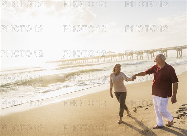 Senior couple walking on beach.
Photo : Daniel Grill