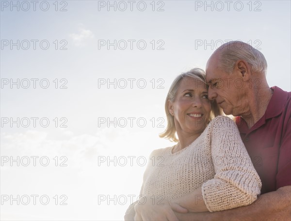 Senior couple embracing.
Photo : Daniel Grill