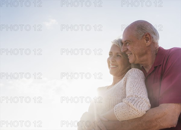 Senior couple embracing.
Photo : Daniel Grill