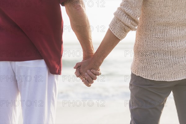 Rear view of senior couple holding hands.
Photo : Daniel Grill