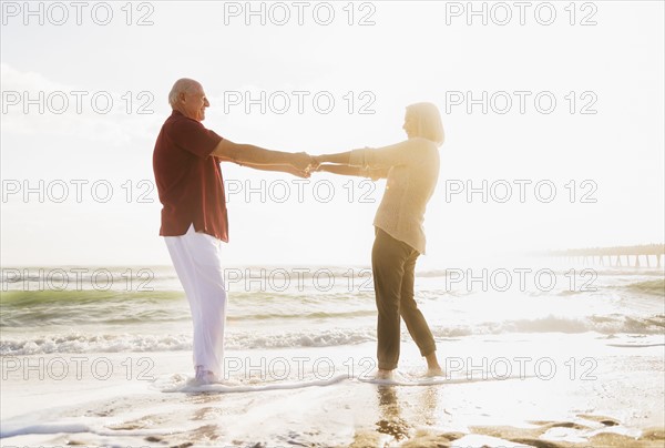 Senior couple dancing on beach.
Photo : Daniel Grill