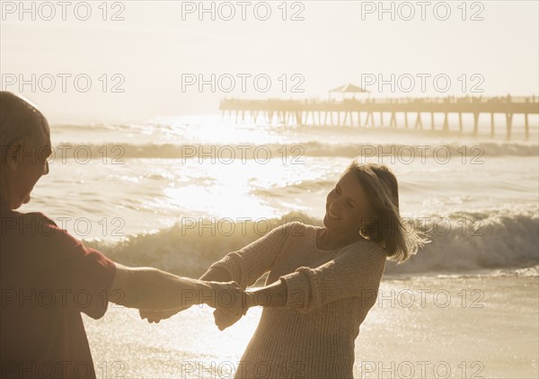 Senior couple dancing on beach.
Photo : Daniel Grill