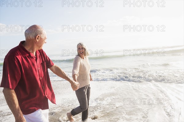 Senior couple walking on beach.
Photo : Daniel Grill