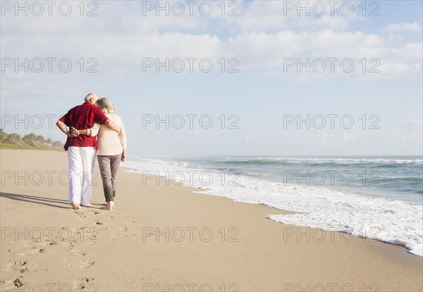 Senior couple walking on beach.
Photo : Daniel Grill