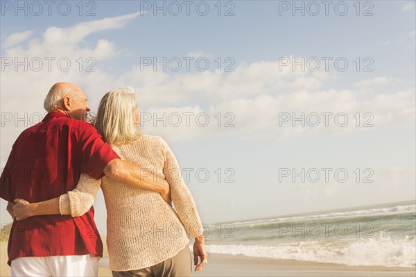 Senior couple walking on beach.
Photo : Daniel Grill