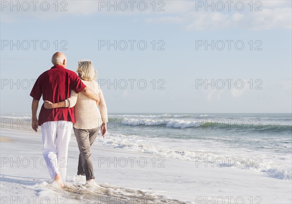 Senior couple walking on beach.
Photo : Daniel Grill