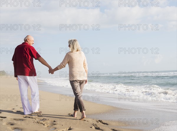 Senior couple walking on beach.
Photo : Daniel Grill