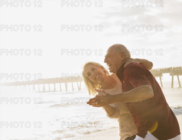 Senior couple dancing on beach.
Photo : Daniel Grill