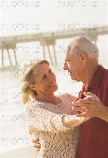 Senior couple dancing on beach.
Photo : Daniel Grill