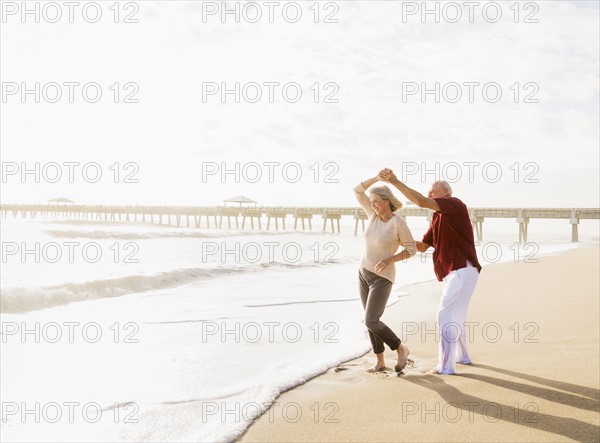 Senior couple dancing on beach.
Photo : Daniel Grill