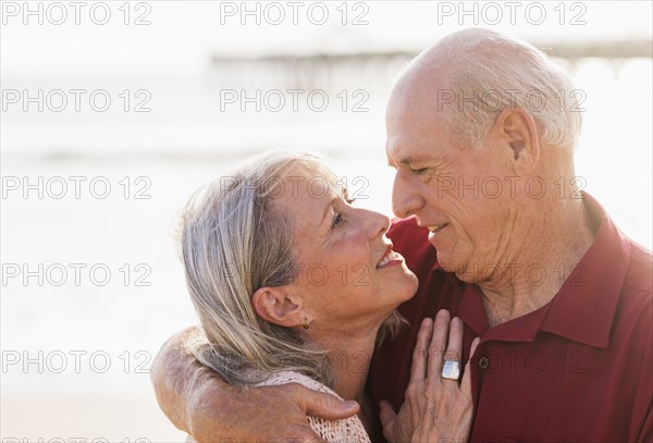 Senior couple on beach.
Photo : Daniel Grill