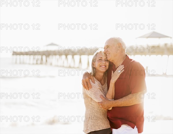 Senior couple embracing on beach.
Photo : Daniel Grill