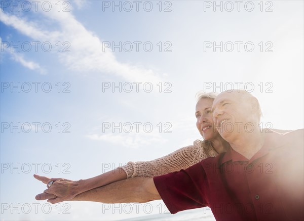 Senior couple on beach.
Photo : Daniel Grill