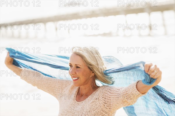 Senior woman on beach.
Photo : Daniel Grill