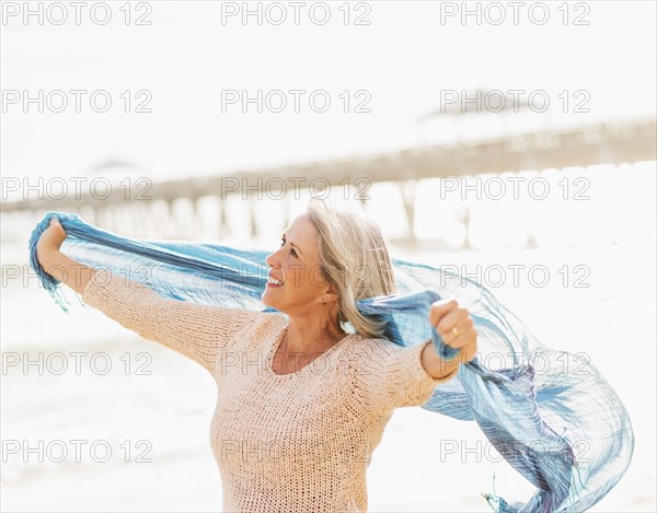 Senior woman on beach.
Photo : Daniel Grill