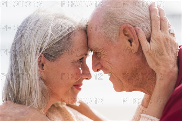 Senior couple on beach.
Photo : Daniel Grill